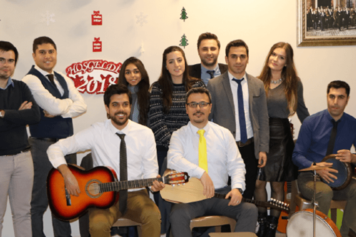  İzmir Dr. Behçet Uz Çocuk Hastalıkları veCerrahisi Eğitim ve Araştırma Hastanesi müzik performansı moral etkinliği 